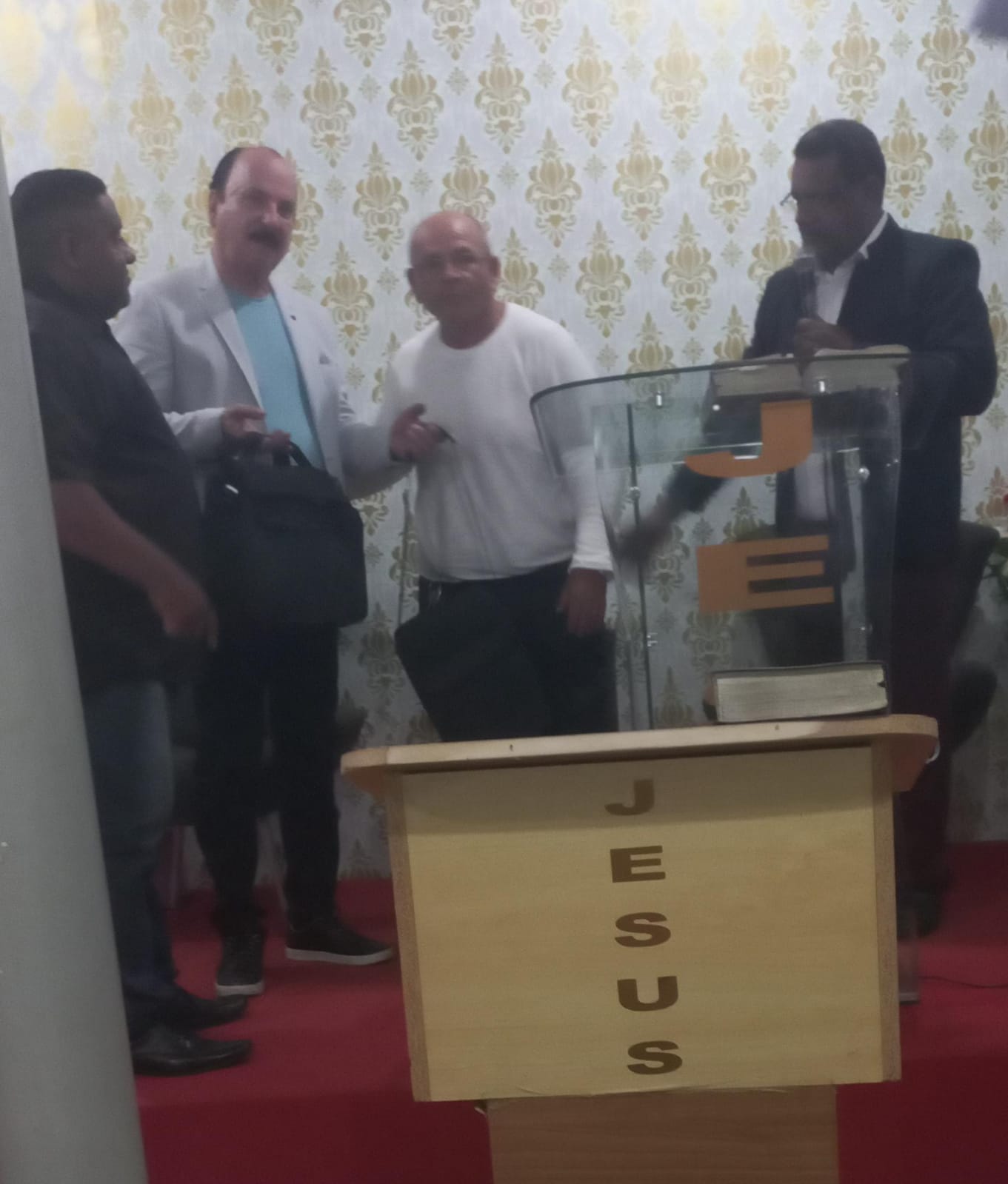 Vereador Durval Ferreira Realiza Entrega de Equipamento de Saúde e realiza diversas ações sociais através de parcerias com igrejas